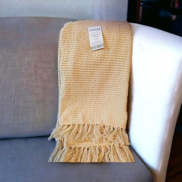 SOMA Handcrafted decorative throw blanket - Picture 4 of 4